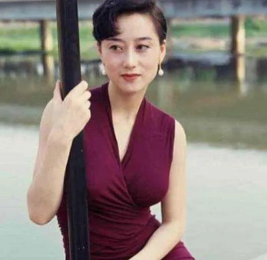 马上成为赌王五太的利智,为何最后嫁给了李连杰呢?