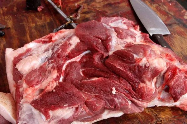 目前市场上的猪肉一天一个价格,这种现状属于正常吗?