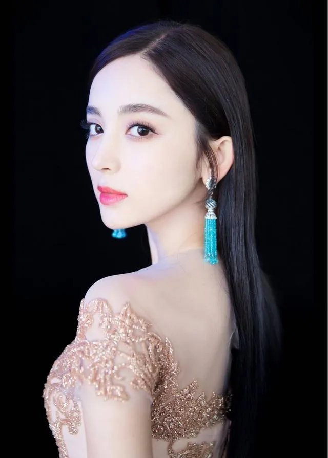 2018爱奇艺尖叫之夜,如何看待娜扎和杨幂的美?