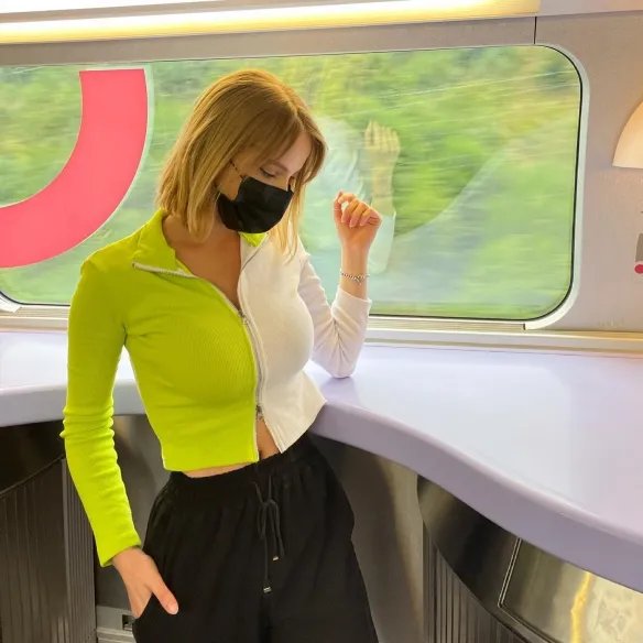 举手投足间风情万种！优雅妩媚的法国女主播Caroline