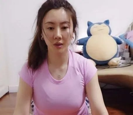 巴图晒老婆素颜照,曾因街头吸烟被批,他们私下是如何相处的?