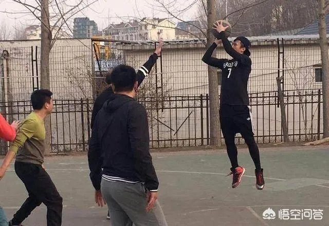 明星痴迷于篮球,邓超和鹿晗深夜约打球,两人水平如何呢?