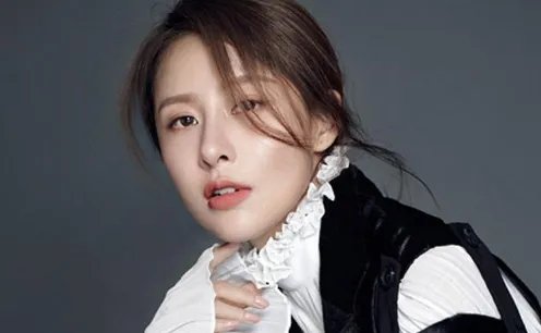 前男友是富二代秦奋,当演员多年不红,今因公路中间跳舞惹争议,她是谁?