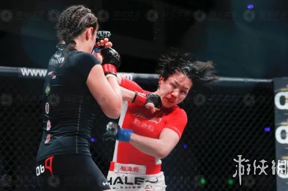 女神级格斗手帅爆了:越南女拳手PK日本九头身美女