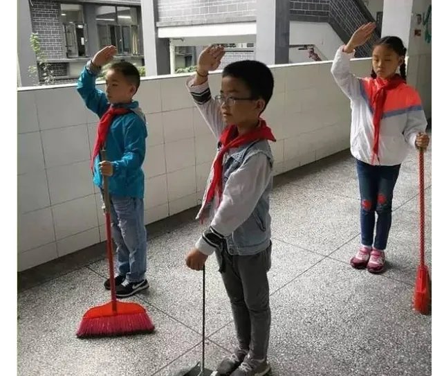 小学生上课迟到遇奏国歌雨中站立独自敬礼是怎么回事?