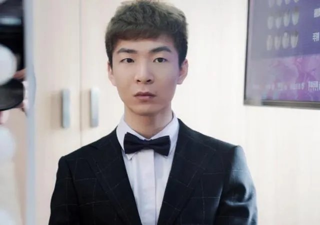 RNG官宣三人成功续约,UZI不会退役备战s10,网友评论看到这三人明年有希望,你怎么看?