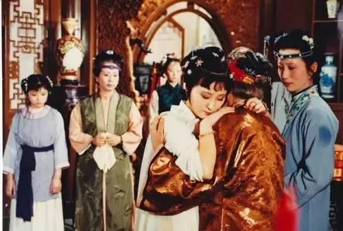 贾母是在前八十回还是在后四十回支持“金玉良缘”的呢？是怎样的？请认真读原著的朋友回答？