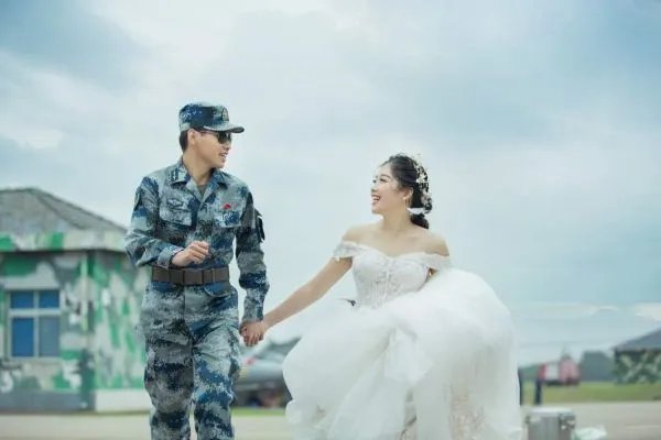 如何看待退伍老兵踢正步为军嫂盖头纱这件事?