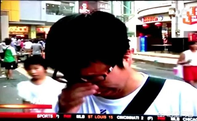 如何看待科比球迷下跪闻鞋?