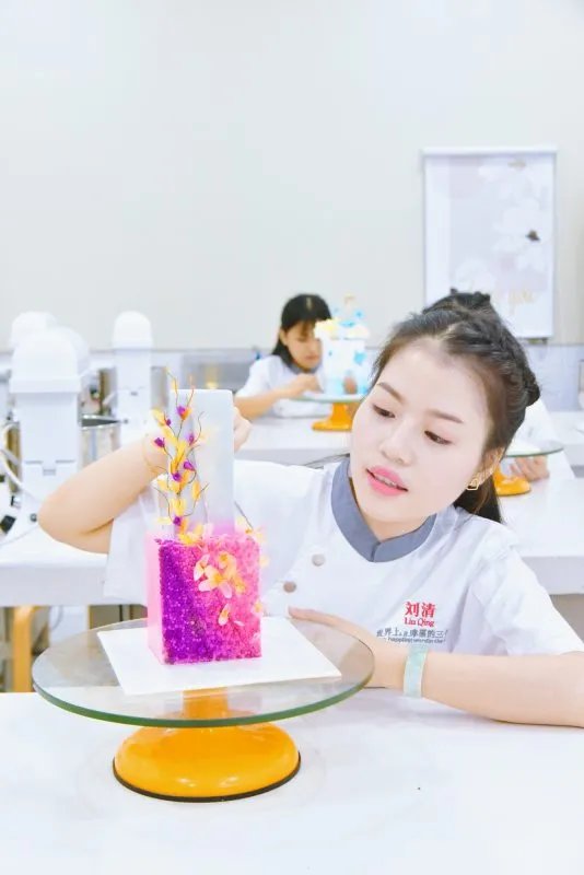 想报个蛋糕培训班，一般要多少钱？
