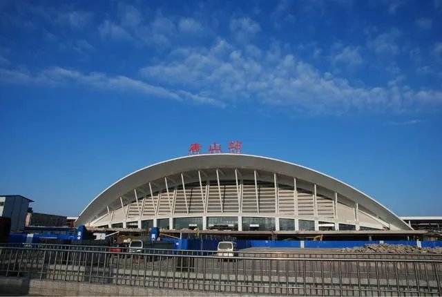 廊坊和唐山相比哪个发达？是不是廊坊比唐山发达很多？
