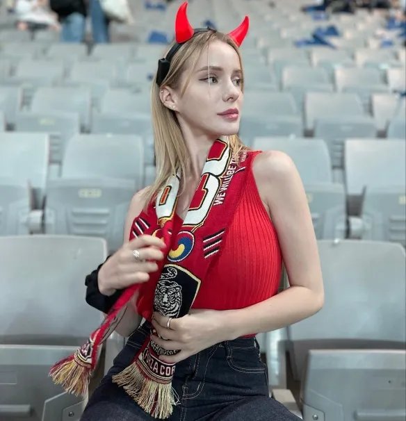 举手投足间风情万种！优雅妩媚的法国女主播Caroline