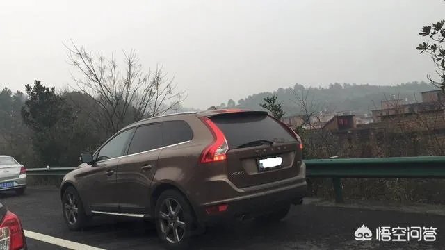 高速急救车道被占,救护车被堵在外面。这事你怎么看?