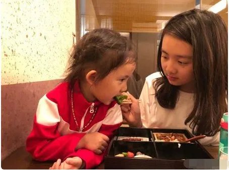 多多亲手喂多妹吃饭妹妹表示什么？
