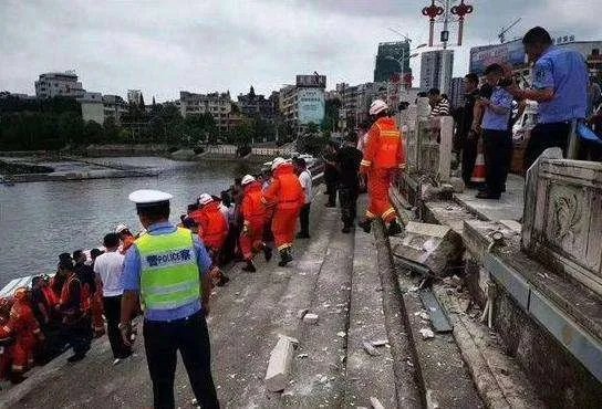 贵州安顺公交坠湖事件,是抢夺方向盘导致的,还是另有隐情?