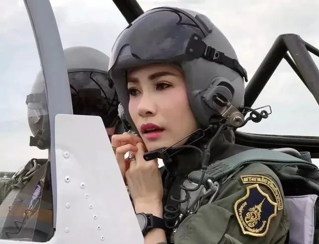 风流国王的护士、皇家卫队长，泰国王妃被废两个月后现状如何？