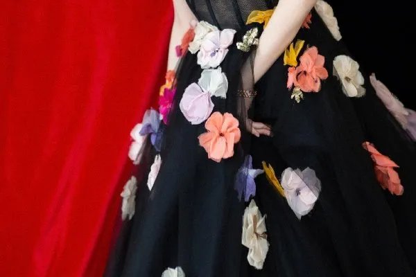 《流金岁月》倪妮红裙撩人，倪妮还有哪些撩人的造型？