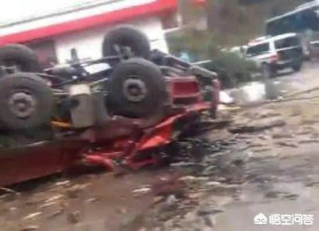 云南盐津发生交通事故,造成5人遇难8人受伤,几吨鱼从天而降是怎么回事?