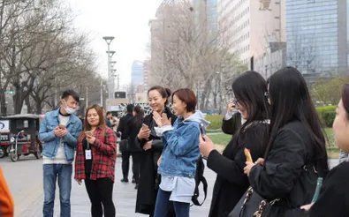 王珞丹在三里屯卖唱是怎么回事?