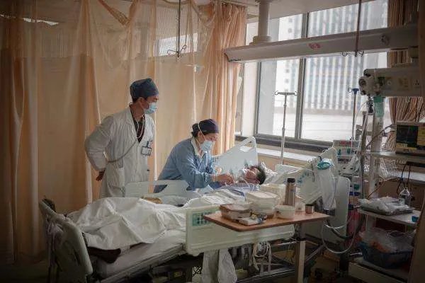 上海男子换肝后引发精神疾病,在医院跳楼身亡,医院需要承担什么责任?