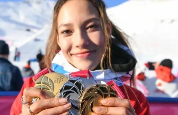 谷爱凌麻花辫现身三里屯,你如何评价她的这个造型?