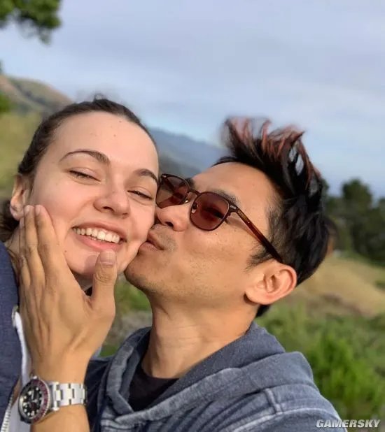导演温子仁宣布订婚 晒与未婚妻亲吻照狂撒狗粮