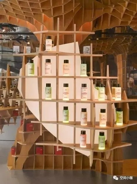 这家极具未来感的香水店,像一个长方形的盒子