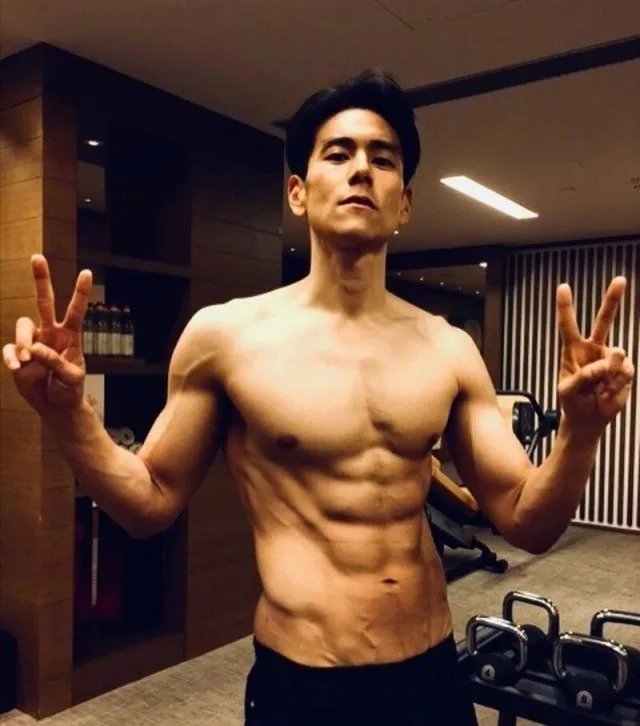 年近40的李栋旭,让人起鸡皮疙瘩的魔鬼身材,你爱了吗?