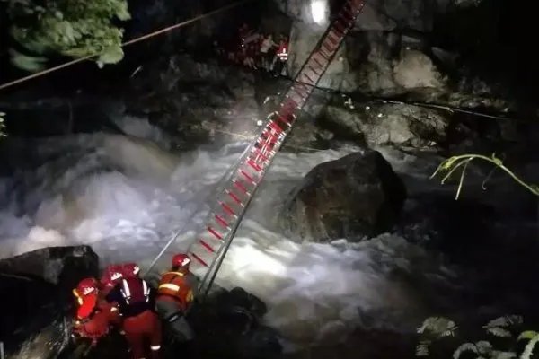 消防员被洪水冲走之前发生了什么?