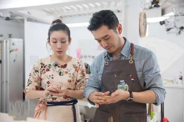 综艺《中餐厅》跟赵薇做老板相比，黄晓明做老板有哪些管理不善的地方？