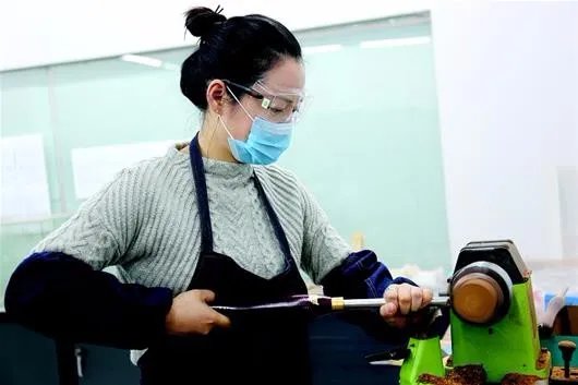 女老师自学木工走红是怎么回事？