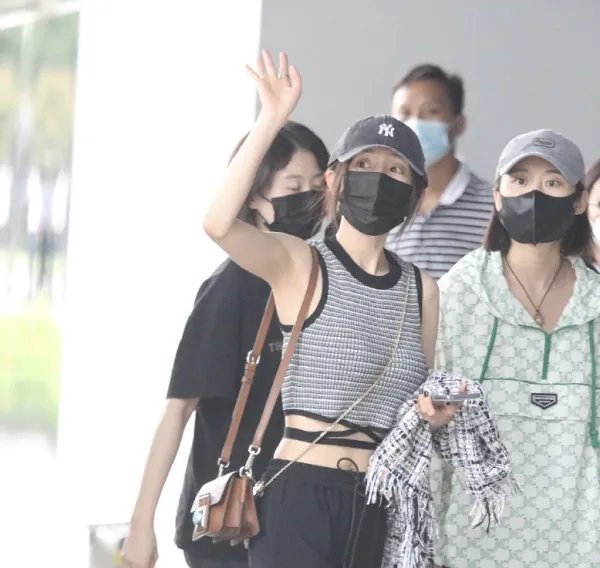 杨幂潮流造型穿搭现身机场，挥手向粉丝打招呼好亲切，她的状态如何？