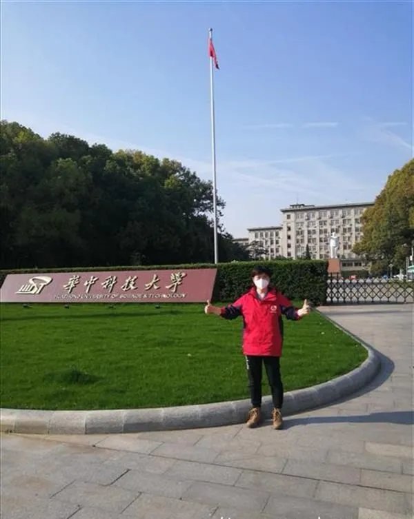 援鄂护士在华科留影儿子高考考上是什么情况?