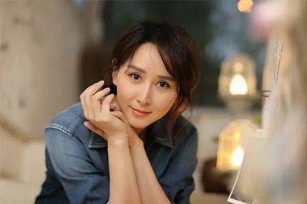 胡静拼命拍戏,名门儿媳妇不好当?