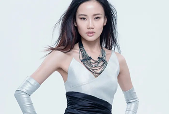 黄龄把腿上的淤青画成锦鲤，其做法为何会引发网友盛赞？