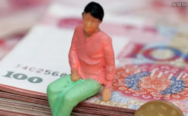 男子养可生吃蟑螂 每斤可卖300元成发家致富法宝