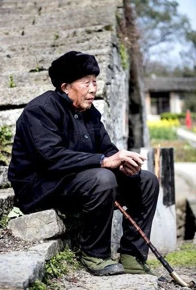 老人无健康码遭拒载,乘车谴责其耽误上班,你如何看待?