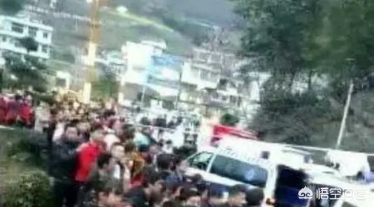 云南盐津发生交通事故,造成5人遇难8人受伤,几吨鱼从天而降是怎么回事?