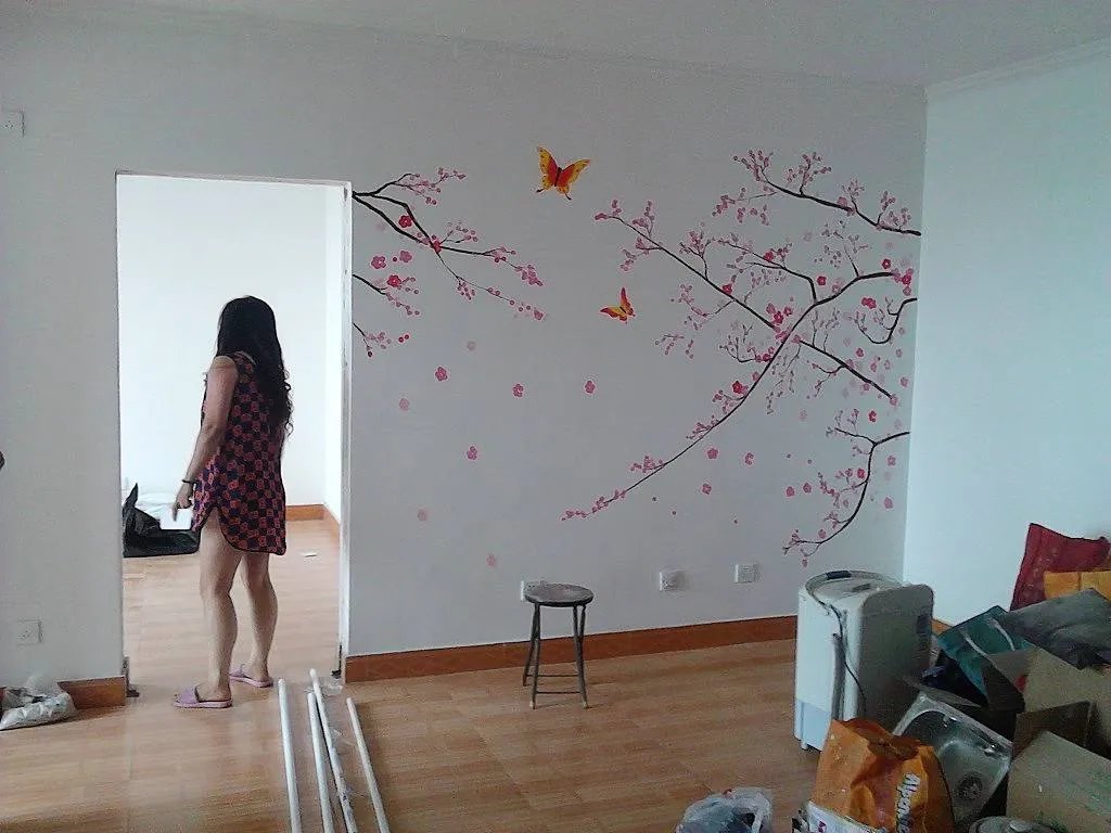 开门一看,装修工人带着老婆住在我家