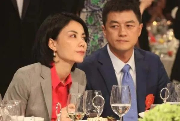 王菲绯闻不断，深夜现身李亚鹏住所后谢霆锋啥态度？