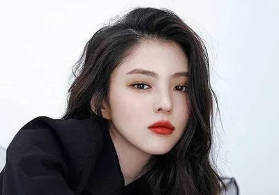 韩素希受伤后首次公开亮相,穿吊带裙比心,如何确保演员们的人身安全?