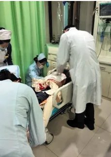 医生抢救8人后晕倒的原因是什么?
