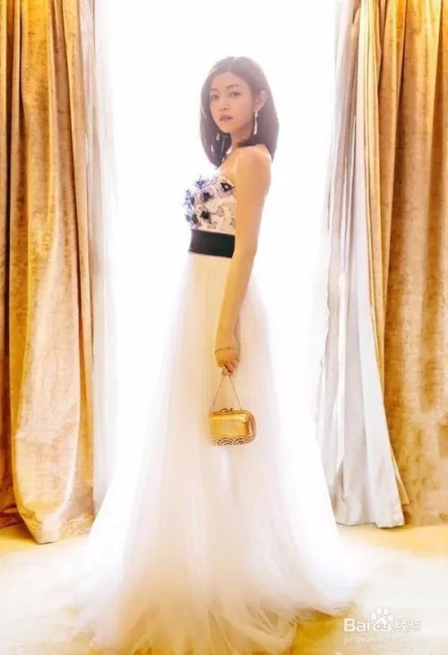 看陈妍希产后首亮相,衣服巧搭秀美腿!