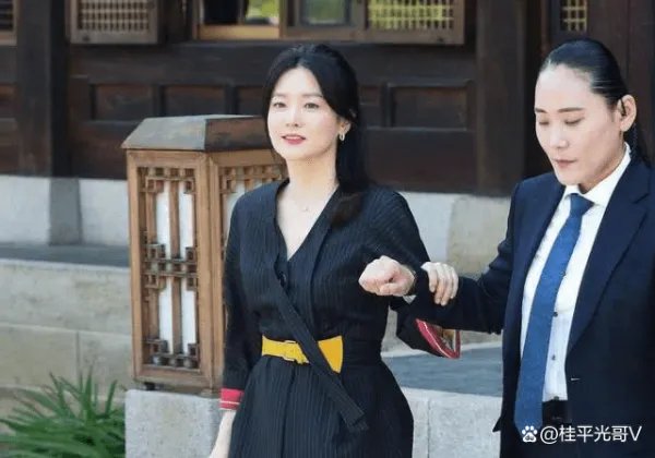 51岁李英爱近况曝光，罕与老公同框互动，她的状态看上去如何？