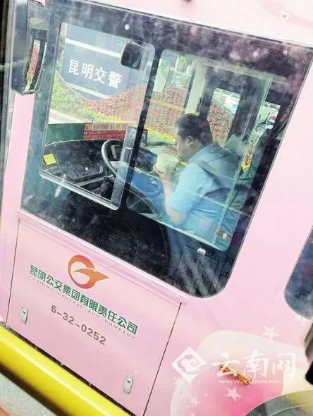 昆明一公交司机等红灯时吃饭,你怎么看?