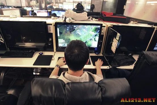 华尔街招聘有新招:只写简历请绕道 会玩游戏才是王道