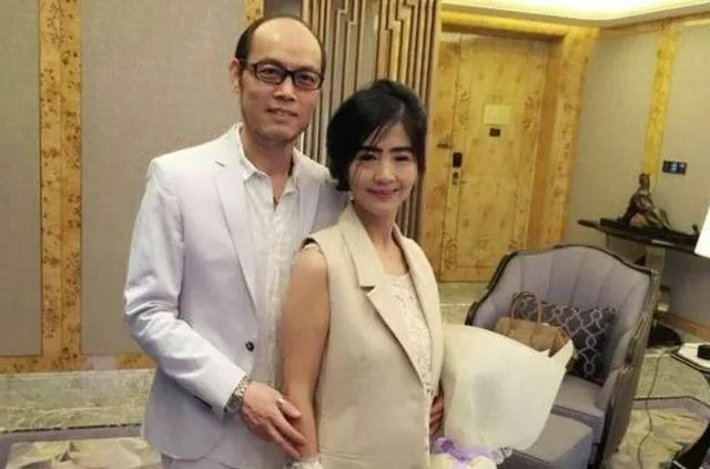 《非诚勿扰》51岁阿姨牵手小17岁男子，8年后怎样了？