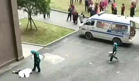 湖南男童从17楼坠落,监控视频疑点重重!男童的坠落到底是不是意外