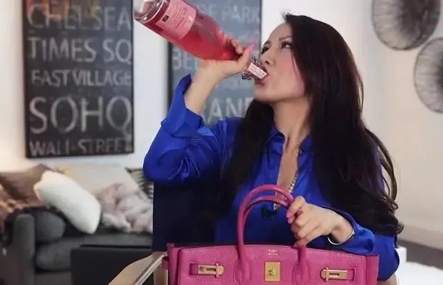 富二代怎么用酒炫富的?