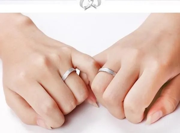 结婚戒指戴左手还是右手 男女结婚戒指的正确戴法